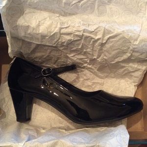 Hotter Black Patent Heels!